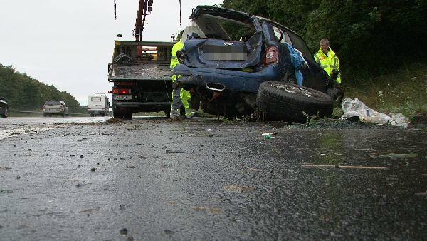 Auto überschlägt sich auf der A44