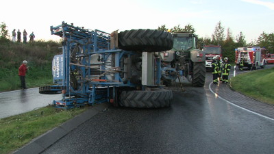 Trecker-Anhänger kippt auf die B251 um
