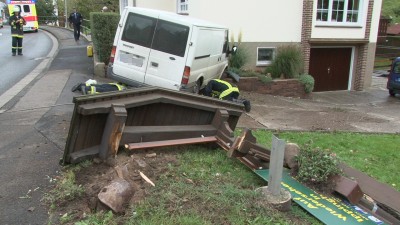 Auto kommt von der Strasse ab
