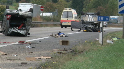 Zwei PKW`s mit Anhänger überschlugen sich auf der A44