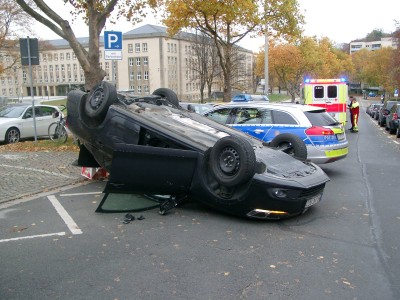 Auto überschlägt sich in Kassel