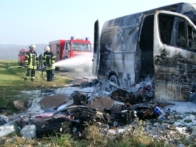 Transporter bei Körle abgebrannt