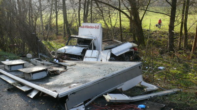Hähnchen LKW kommt von der Strasse ab