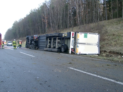 Lkw kippt auf A7 um