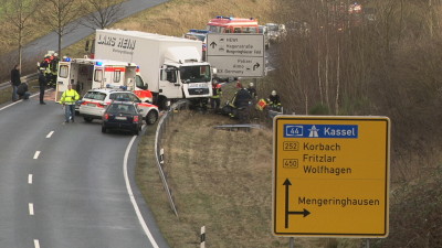 PKW frontal gegen LKW – 47-Jährige stirbt