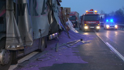 LKW-Unfall: Granulat auf der A44