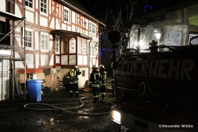 Feuerwehrleute löschen Kellerbrand