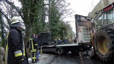 LKW stürzt Abhang hinunter