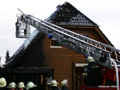 Carportbrand greift auf Wohnhaus über