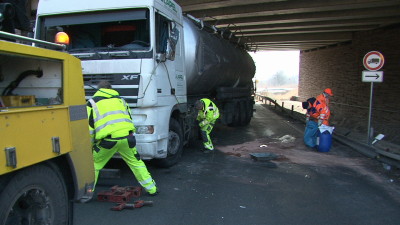 LKW kippt unter Autobahnbrücke um