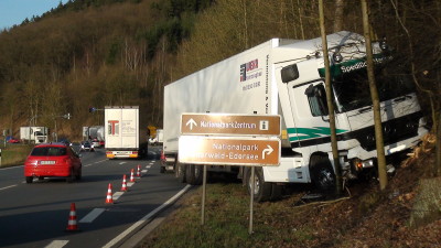 Fahrer verliert die Kontrolle über sein LKW