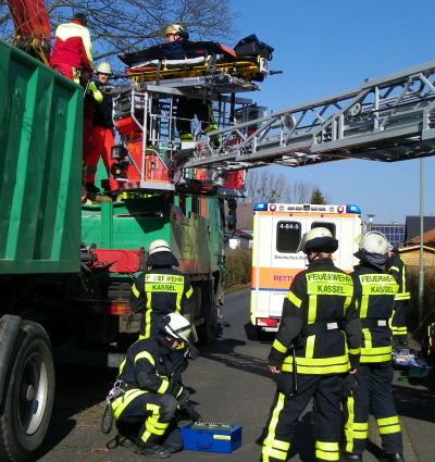 Arbeitsunfall bei Baumfällarbeiten – Mann schwer verletzt