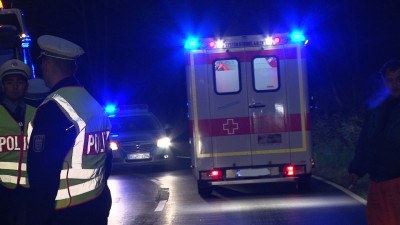 Zwei Männer schrotten Jaguar in Kassel
