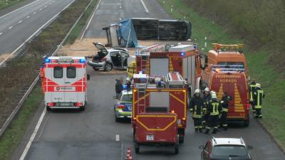 Transporter mit Anhänger kippt auf die A49 um
