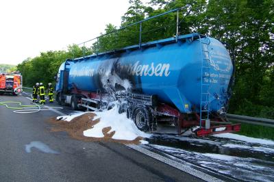 Sojabohnen nach LKW-Brand auf der A44