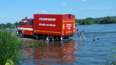 Kajak kentert auf dem Rhein
