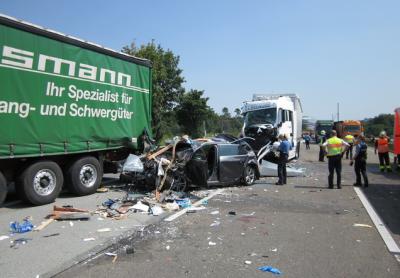LKW rast ins Stauende auf der A3