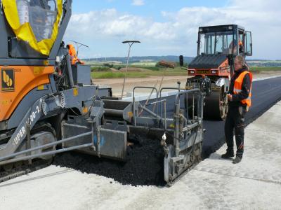 Flughafen Calden: Asphalt für die Landebahn