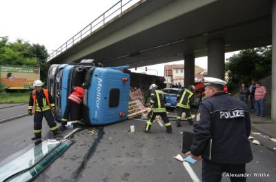LKW bleibt an Brücke hängen und kippt um
