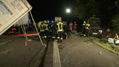 LKW rast auf der A44 ins Stauende