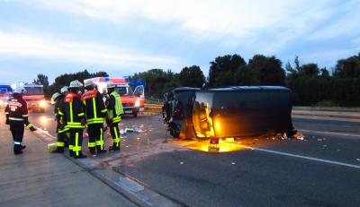 Kleintransporter überschlägt sich auf der A 648