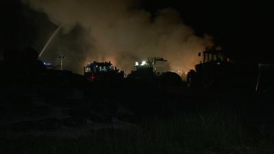 Brandstiftung? 300 Rundballen brennen in Albertshausen nieder
