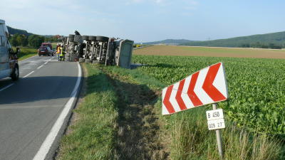 Kies-LKW kippt auf der B 450 um