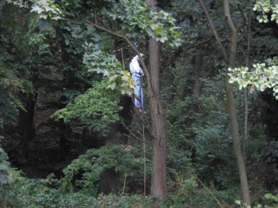 Strohpuppe ruft Rettungskräfte auf den Plan