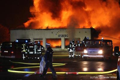 Lagerhalle in Jesberg steht in Flammen