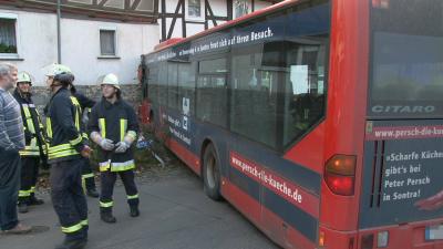 Regionalbus fährt frontal in Hauswand