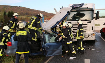 B62: PKW frontal gegen Autobahnunterführung – Zwei Tote