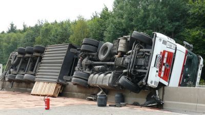 A44 – LKW kippt auf die Mittelleitplanke