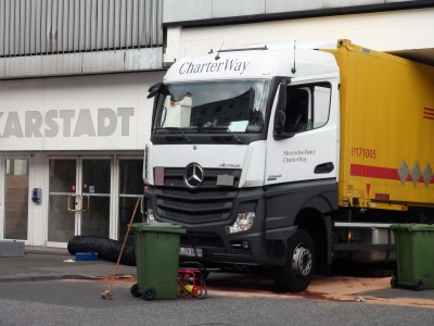 LKW reißt sich den Tank in Ladezone auf