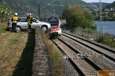 PKW durchbricht Mauer – Bahnstrecke gesperrt