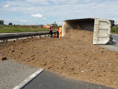 LKW kippt auf verbindungsstrecke um – A66 zeitweise gesperrt
