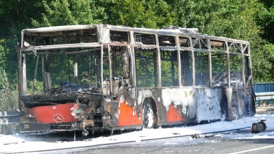 Schulbus auf B 520 ausgebrannt – Kinder unverletzt