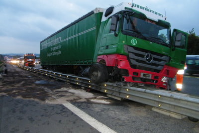 A7 – LKW fährt auf 250 Meter Leitplanke