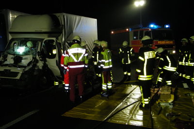A7: Feuerwehr befreit eingeklemmten Fahrer