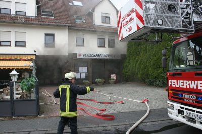 Brandstiftung? – Polizei sucht Zeugen nach Brand