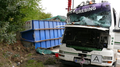 Zu schnell – Container-Lkw mit Bauschutt umgekippt