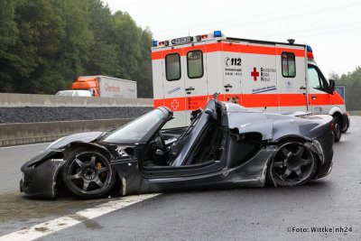 Mit Lotus auf A 7 überschlagen