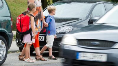 Wenn Eltern Ihre Kinder in die Schule fahren