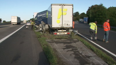74-jähriger LKW-Fahrer kracht in Leitplanke