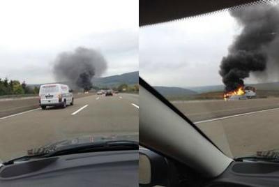 PKW mit Bootsanhänger auf der A7 im Vollbrand