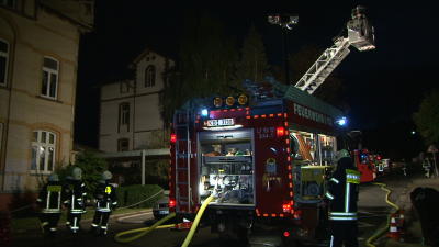 Feuerwehrmann bei Wohnungsbrand verletzt – Acht Verletzte