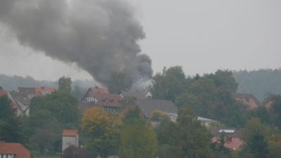 Großbrand in Schreinerei – Vier Feuerwehrleute verletzt