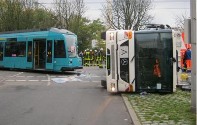 Straßenbahn fährt in Mülfahrzeug – 300.000 Euro Sachschaden