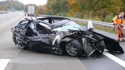 A44 – BMW kracht in Sattelzug