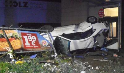 Auto fährt in Schnellrestaurant – Fahrer flüchtig