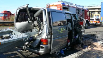Tödlicher Unfall auf A7  – Transporter rast in Sattelzug
